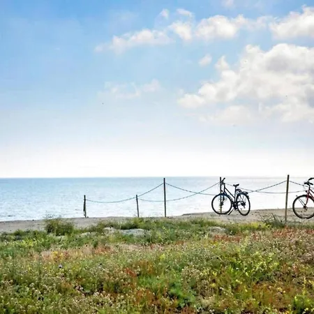 5 Person In Stege-by Traum *