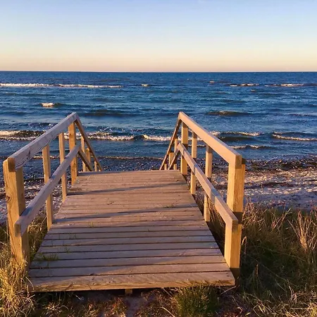 5 Person In Stege-by Traum